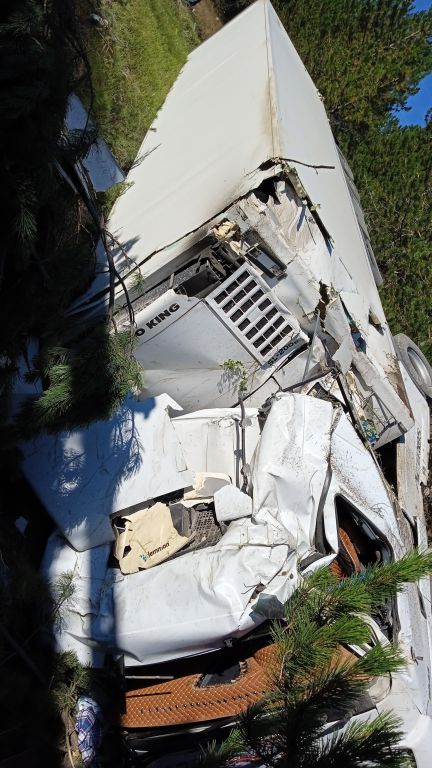 BOLU'DA TIR ŞARAMPOLE YUVARLANDI: 1 YARALI