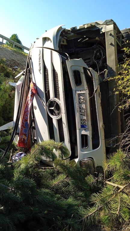BOLU'DA TIR ŞARAMPOLE YUVARLANDI: 1 YARALI