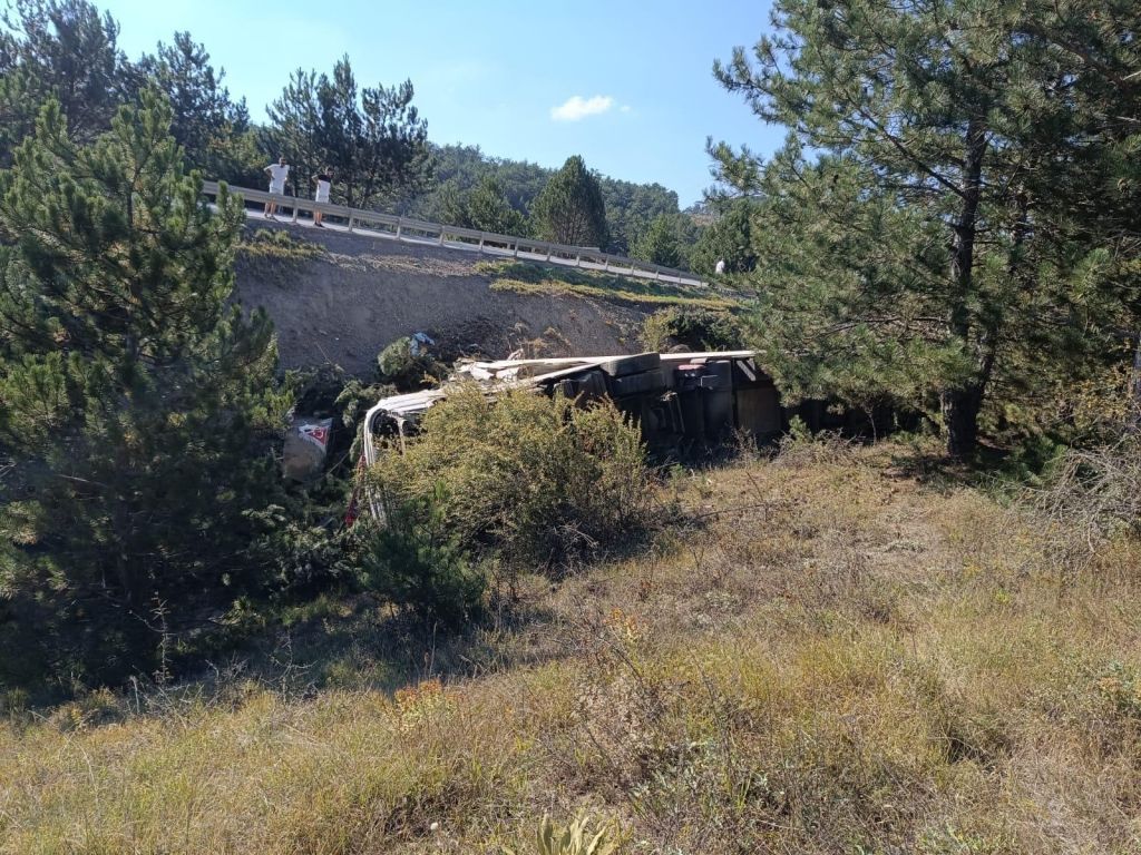 BOLU'DA TIR ŞARAMPOLE YUVARLANDI: 1 YARALI