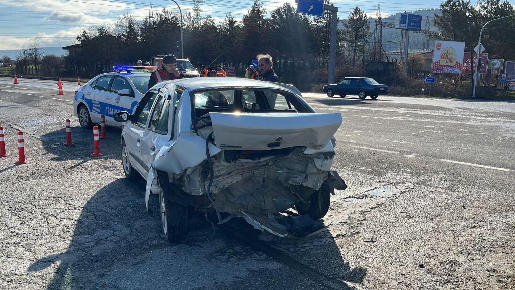 BOLU'DA ZİNCİRLEME KAZA... 3 ARAÇ BİRBİRİNE ÇARPTI...3 YARALI