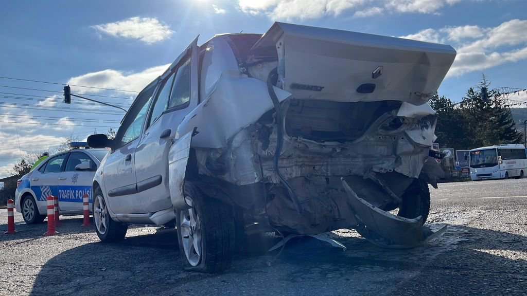 BOLU'DA ZİNCİRLEME KAZA... 3 ARAÇ BİRBİRİNE ÇARPTI...3 YARALI