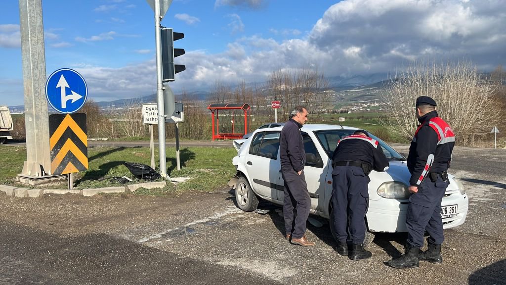 BOLU'DA ZİNCİRLEME KAZA... 3 ARAÇ BİRBİRİNE ÇARPTI...3 YARALI