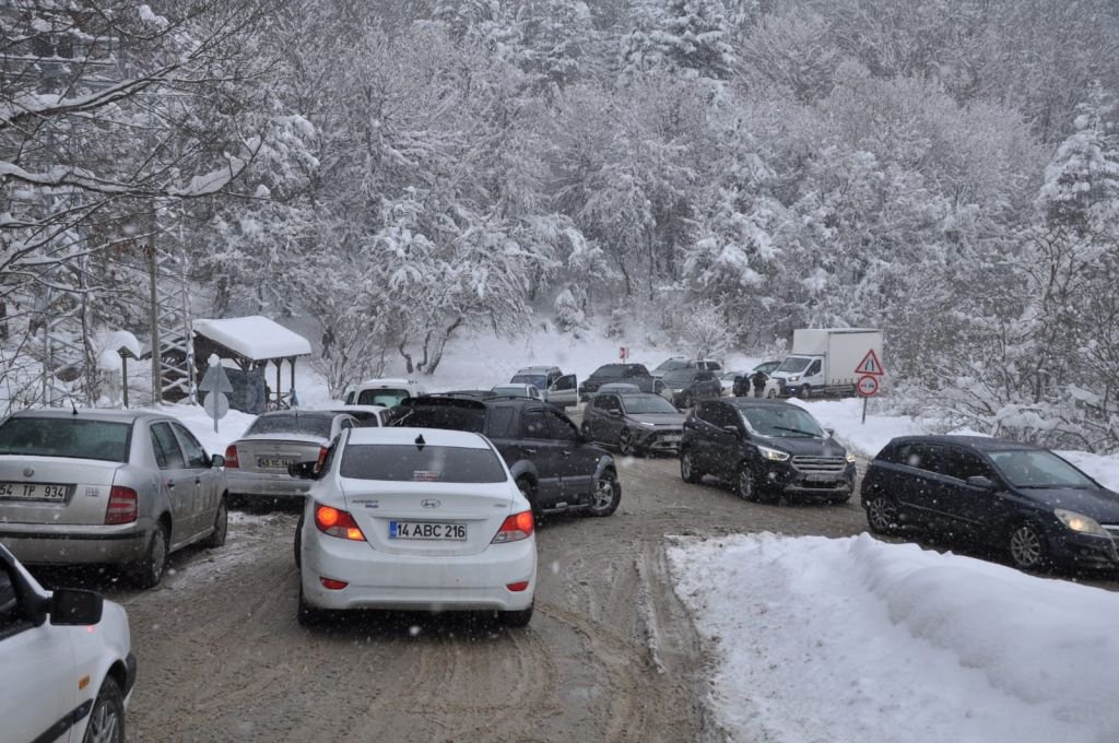 BOLU'NUN DOĞA HARİKASINI GÖRMEK İSTEDİLER: TRAFİK KİLİTLENDİ