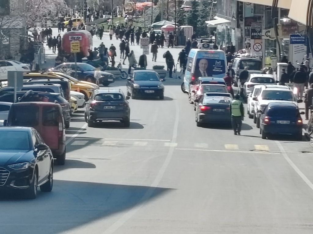 BOLU’NUN KANAYAN YARASI İKİLİ PARKLANMALAR… BU YOLA BİR ÇÖZÜM BULUNMALI…