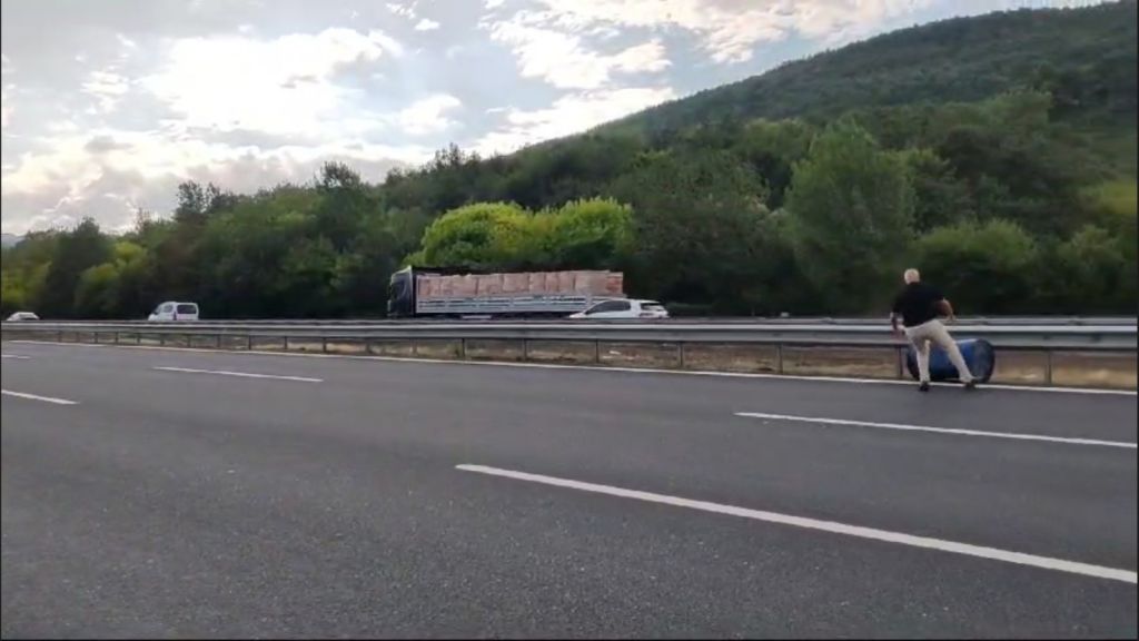 CANINI HİÇE SAYARAK TRAFİĞİ TEHLİKEYE DÜŞÜREN VARİLİ YOLUN DIŞINA ATTI