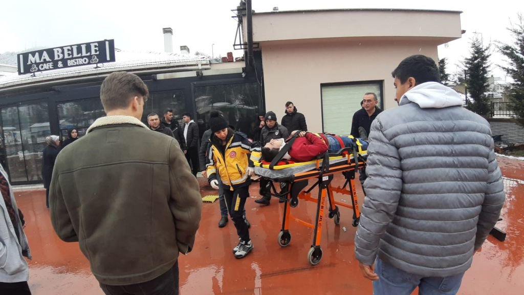 ÇATIYA ÇIKMAK İSTEYEN KAFE ÇALIŞANI MERDİVENDEN DÜŞEREK YARALANDI