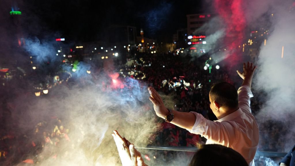 CEKETİ ÇIKARDI... KOLLARI SIVADI