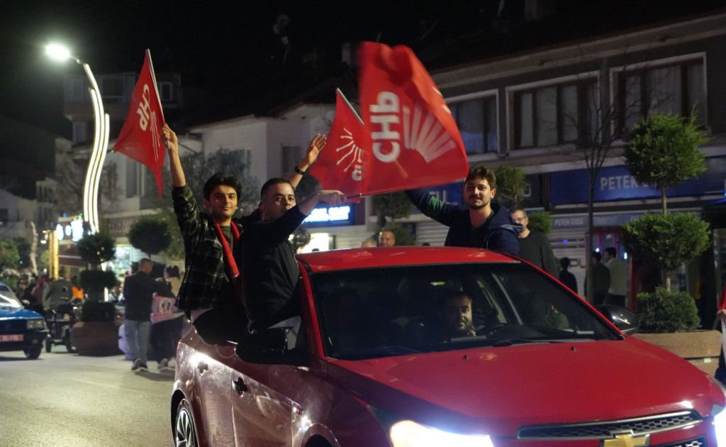 CEKETİ ÇIKARDI... KOLLARI SIVADI