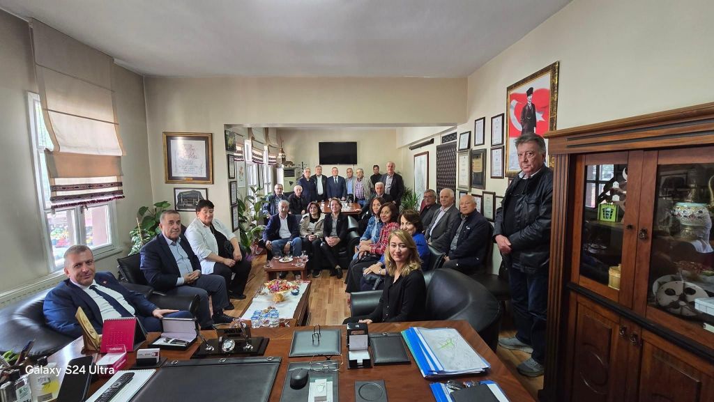 CHP BOLU ÖRGÜTÜNDE KILIÇLAR ÇEKİLDİ