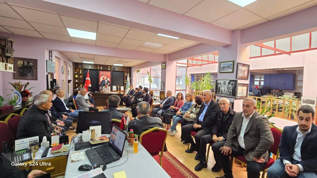 CHP BOLU ÖRGÜTÜNDE KILIÇLAR ÇEKİLDİ