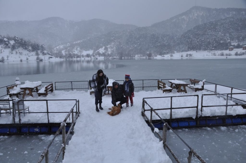 ÇUBUK GÖLÜ'NDE KIŞ GÜZELLİĞİ YAŞANIYOR
