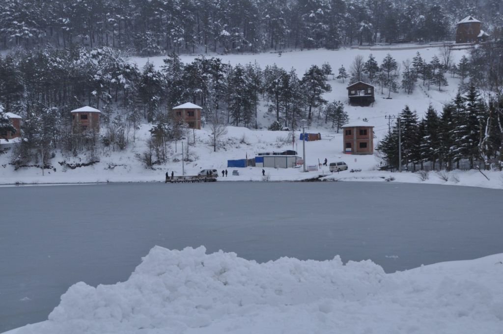 ÇUBUK GÖLÜ'NDE KIŞ GÜZELLİĞİ YAŞANIYOR