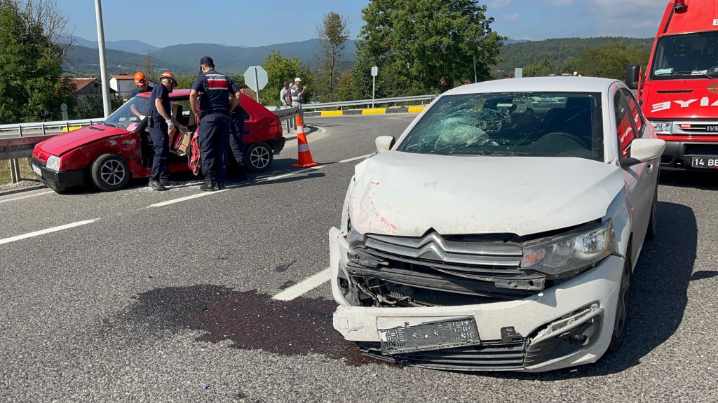 D-100’DE İKİ OTOMOBİL ÇARPIŞTI: 1 YARALI