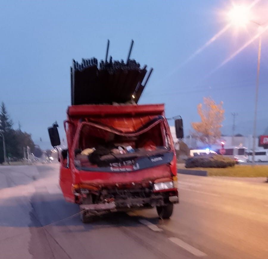 DEMİR YÜKLÜ KAMYON TANKERE ÇARPTI