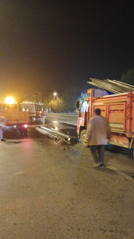 DEMİR YÜKLÜ KAMYON TANKERE ÇARPTI