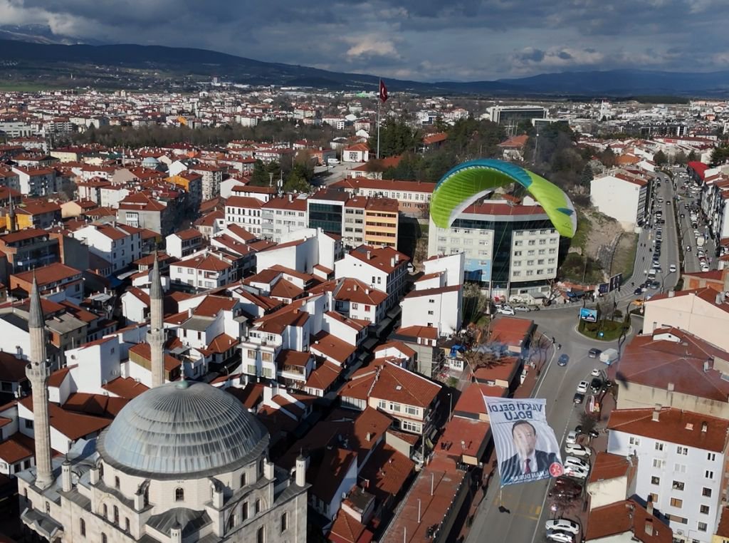 DURAK’IN POSTERİ BELEDİYENİN ÜZERİNDE UÇURULDU "İSTİKBAL GÖKLERDEDİR"