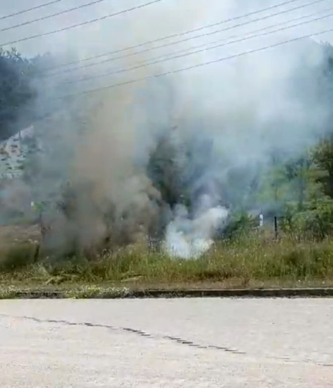 ELEKTRİK KABLOLARINA TAKILAN KAMYON DİREĞİ YERİNDEN SÖKTÜ