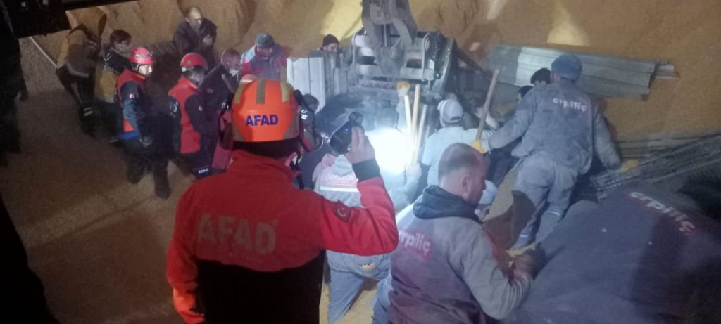 FECİ İŞ KAZASI: TONLARCA MISIRIN ALTINDA KALAN İŞÇİ ÖLDÜ