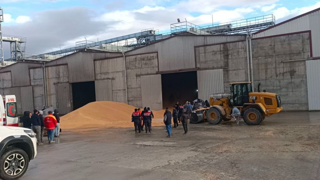 FECİ İŞ KAZASI: TONLARCA MISIRIN ALTINDA KALAN İŞÇİ ÖLDÜ