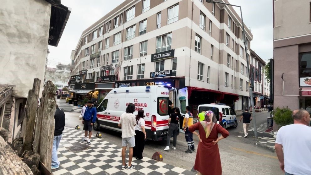 GAZ PEDALI TAKILI KALDI...GARAJIN KAPISINI KIRARAK  OTOMOBİLE ÇARPTI: 1 YARALI