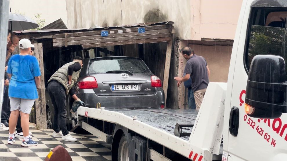 GAZ PEDALI TAKILI KALDI...GARAJIN KAPISINI KIRARAK  OTOMOBİLE ÇARPTI: 1 YARALI