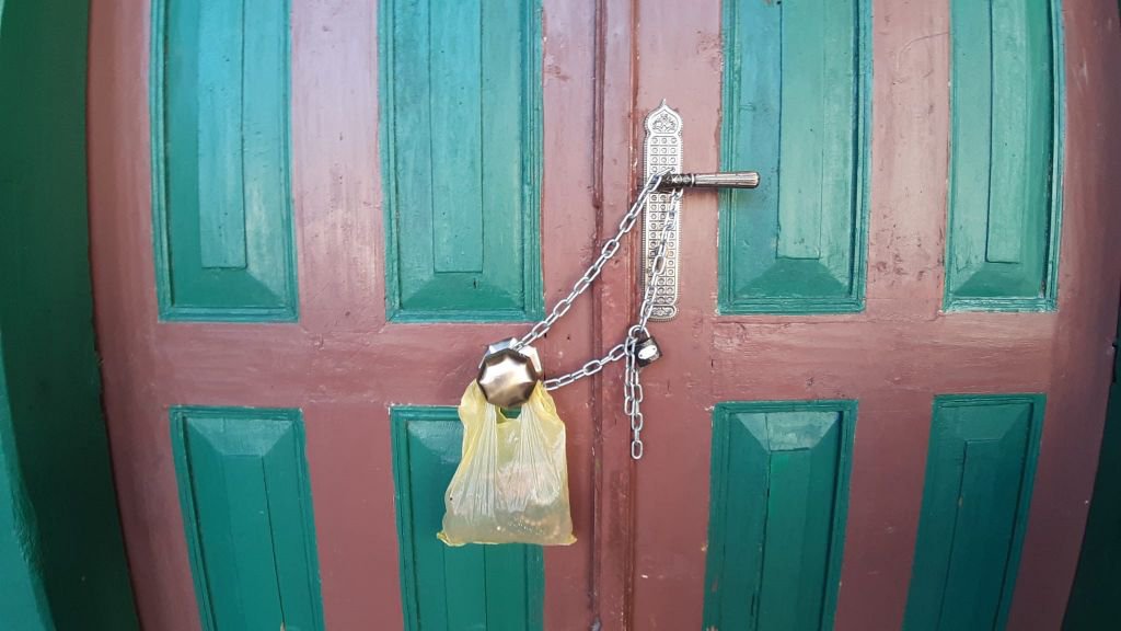 GEÇEN HAFTA AÇILAN CAMİ YENİDEN KAPANDI... CUMA NAMAZINA GELENLER GERİ DÖNDÜ