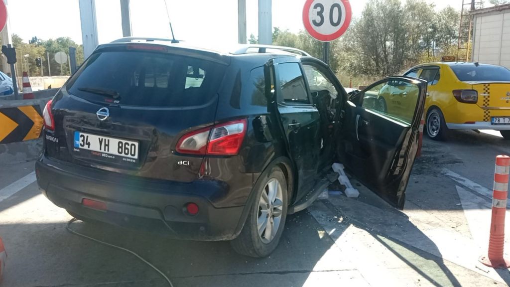 GİŞELERDE FECİ KAZA: 1 ÖLÜ, 1 YARALI