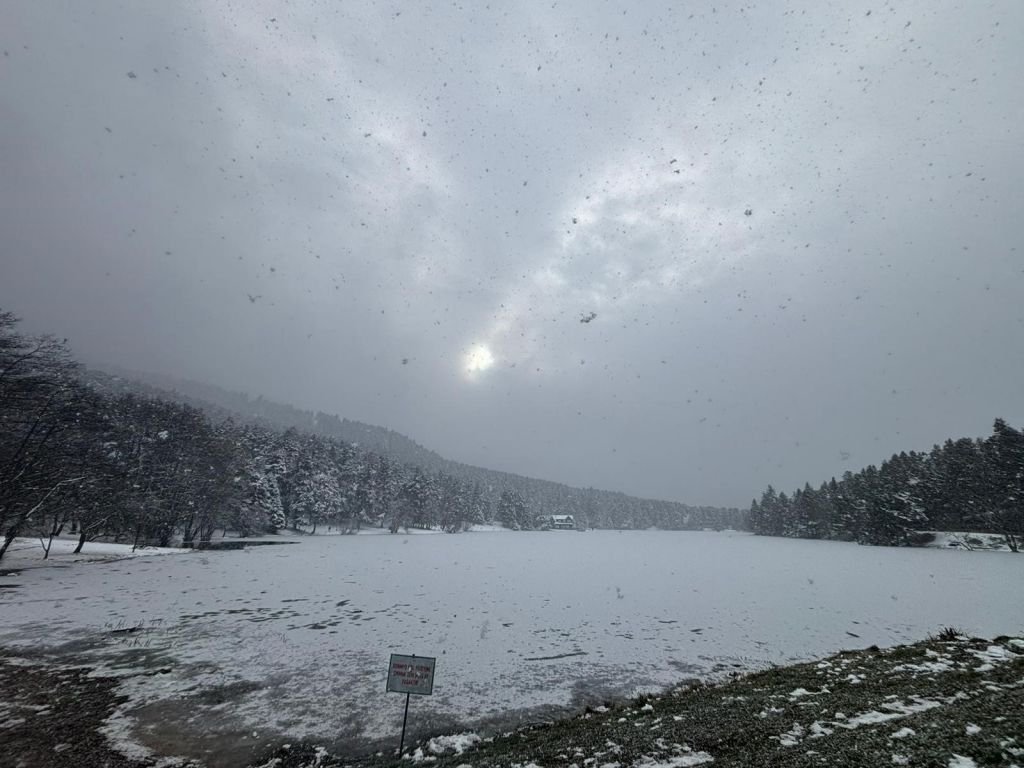 GÖLCÜK'TE KAR YAĞIŞININ TADINI KAYARAK ÇIKARDILAR
