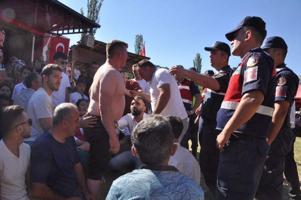 HACET BAYRAMINDA  İPLER GERİLDİ... JANDARMA KAVGAYI ÖNLEDİ