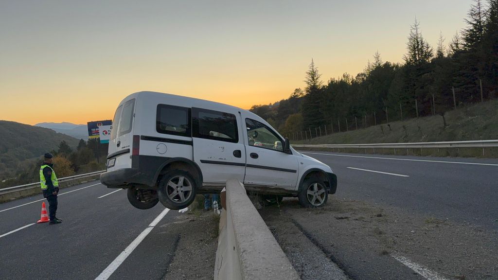 HAFİF TİCARİ ARAÇ BETON BARİYERLERDE ASILI KALDI: 1 YARALI