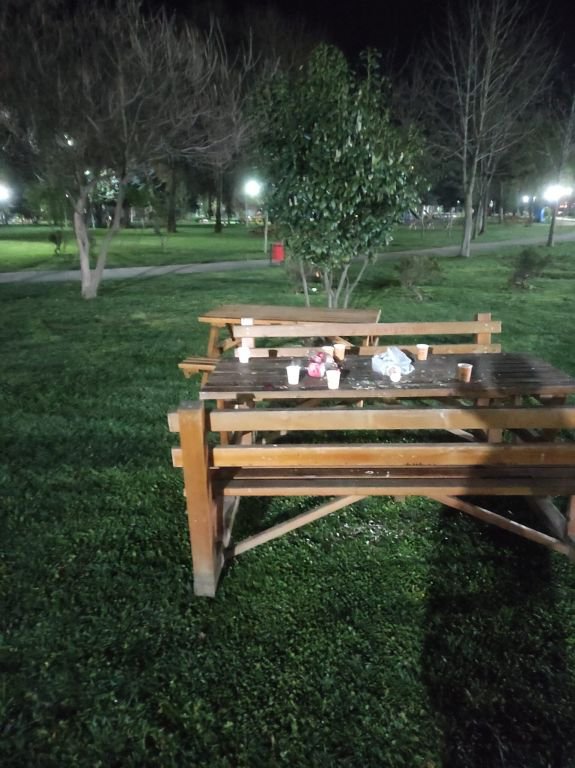 HAYVAN BİLE PİSLEDİĞİ YERİ TEMİZLİYOR