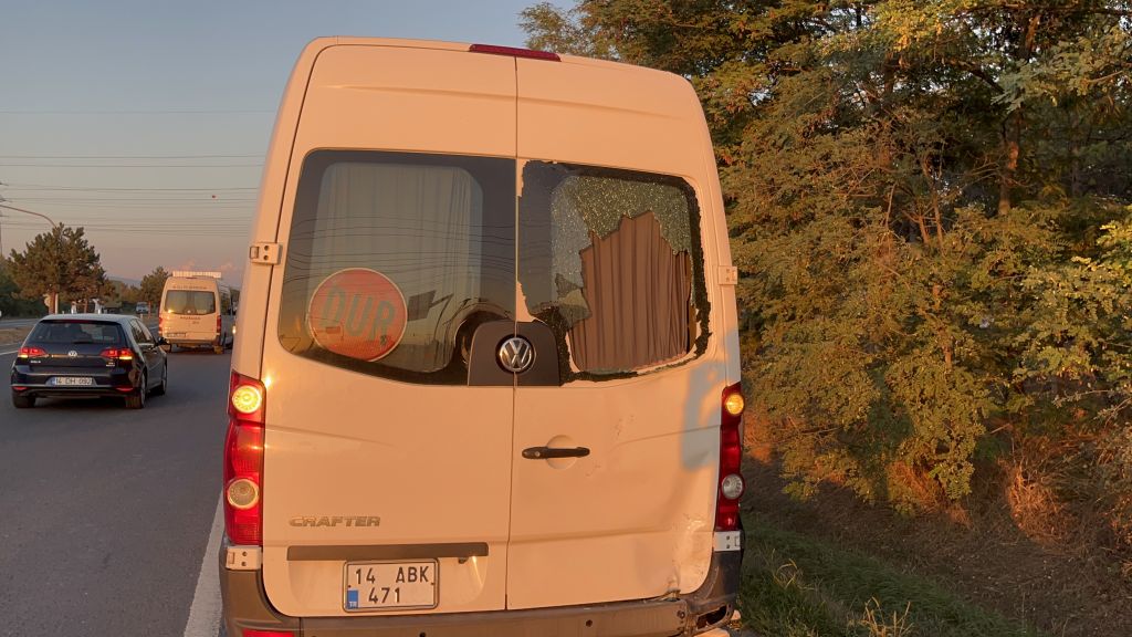 İKİ ARACIN ARASINDAN GEÇMEK İSTEYEN MOTOSİKLET YOLCU MİNİBÜSÜNE ÇARPTI: 1 YARALI