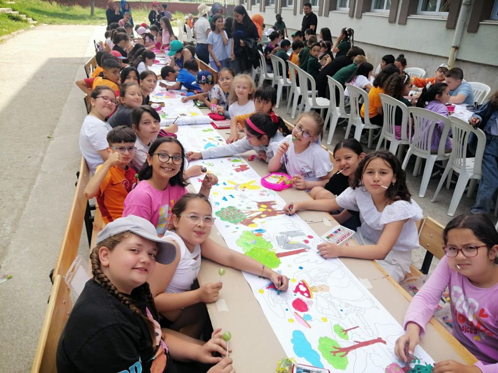 İLKOKUL ÖĞRENCİLERİNDEN RENKLİ ETKİNLİK