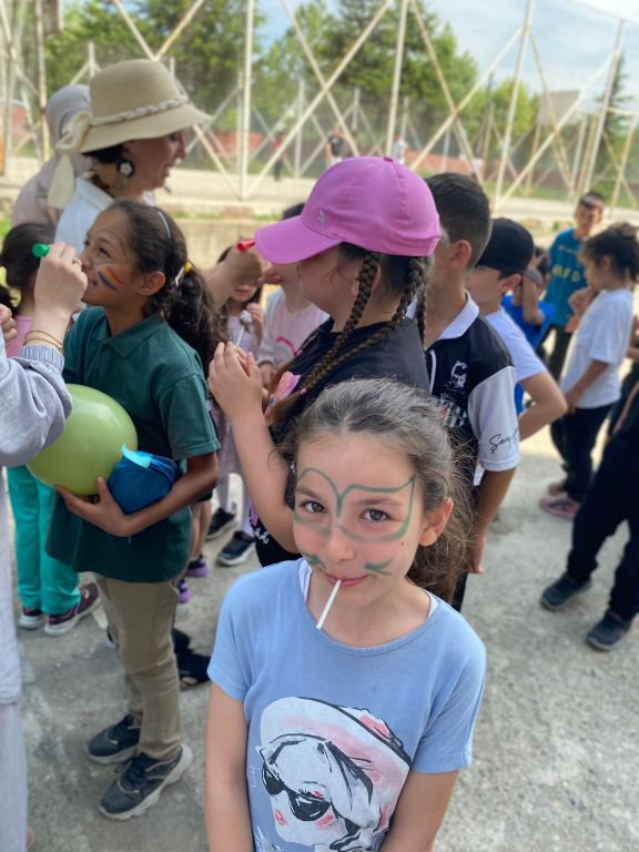 İLKOKUL ÖĞRENCİLERİNDEN RENKLİ ETKİNLİK