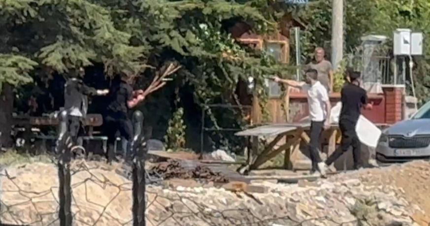 İNŞAATTA ÇIKAN SİLAHLI KAVGA VATANDAŞ KAMERASINA YANSIDI