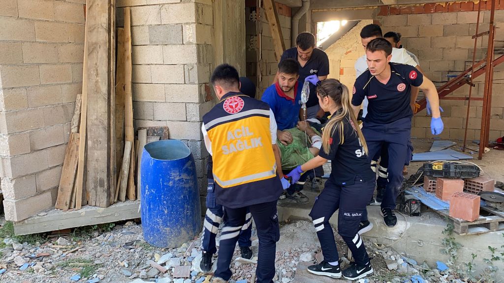 İNŞAATTAN DÜŞTÜ, BACAĞINA DEMİR SAPLANDI