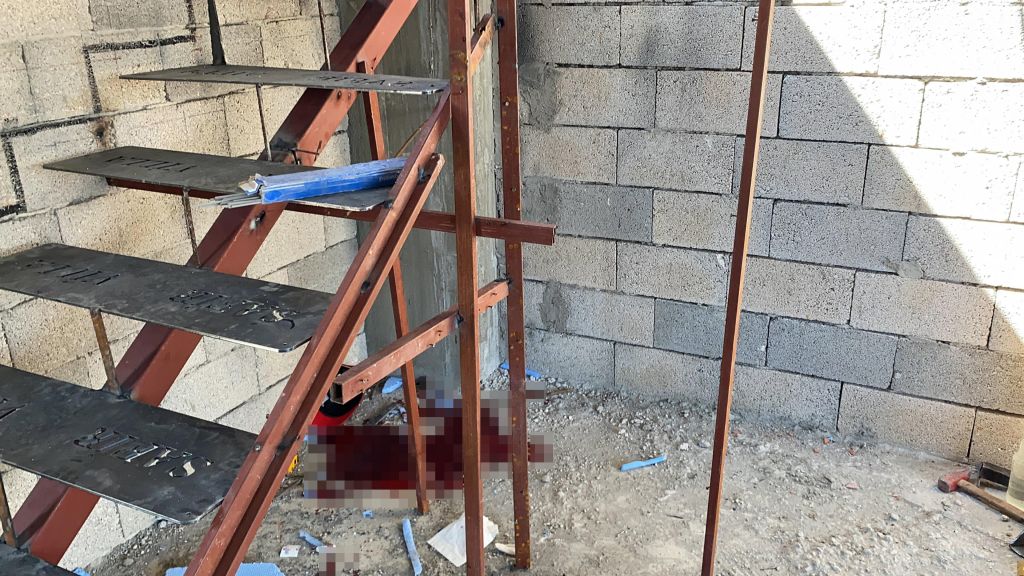 İNŞAATTAN DÜŞTÜ, BACAĞINA DEMİR SAPLANDI