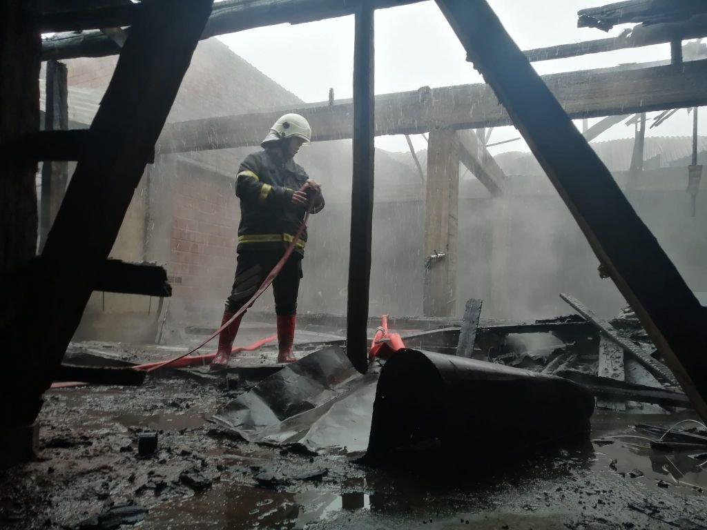 İŞ YERİNİN ÇATISINDA YANGIN ÇIKTI