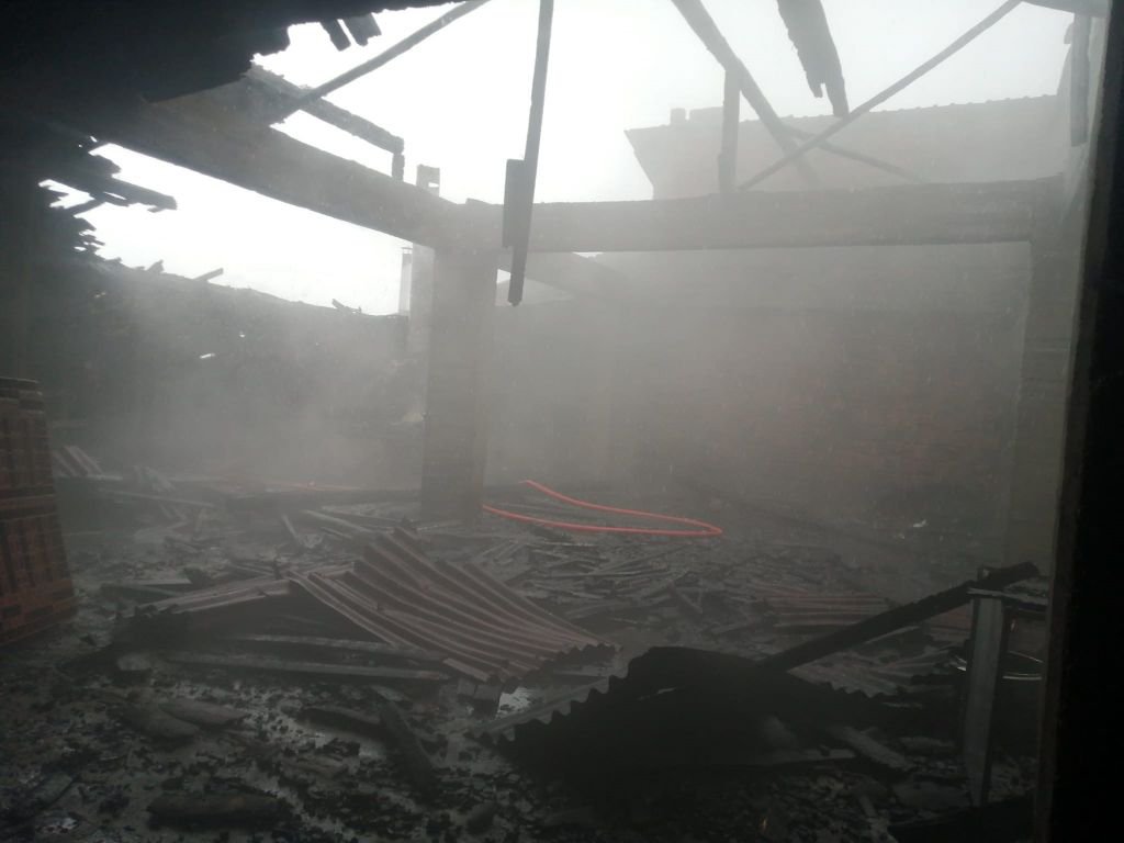 İŞ YERİNİN ÇATISINDA YANGIN ÇIKTI