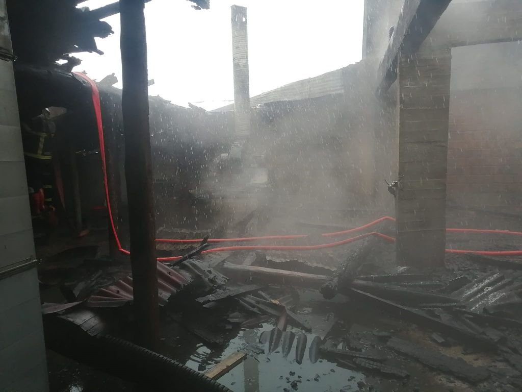 İŞ YERİNİN ÇATISINDA YANGIN ÇIKTI