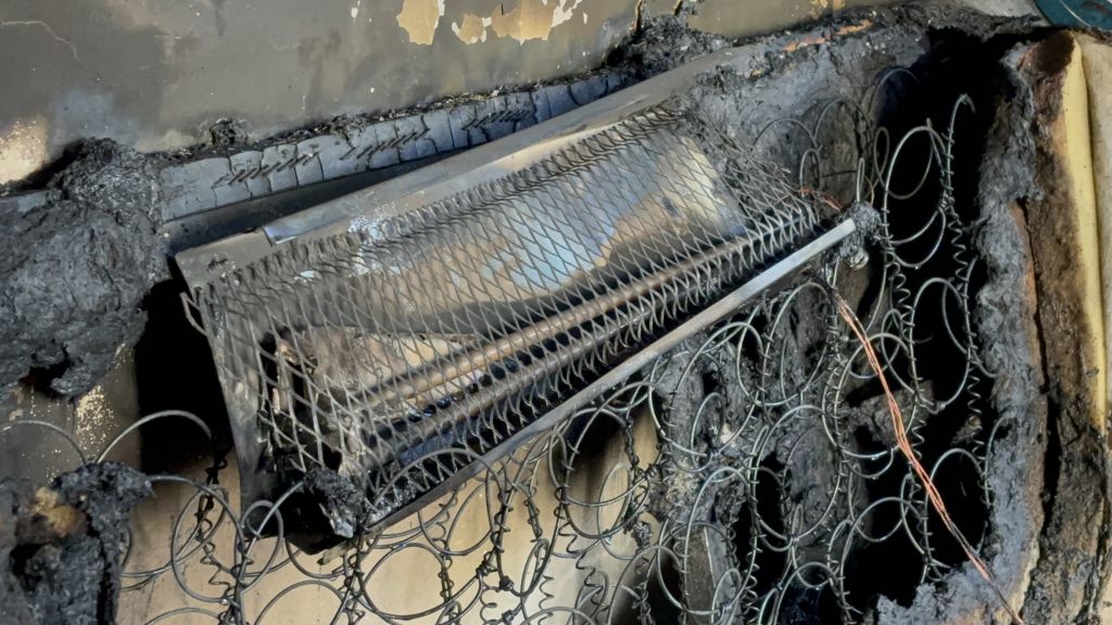 ISINMAK İÇİN ÇALIŞTIRDIKLARI ELEKTRİKLİ SOBA EVİ YAKTI