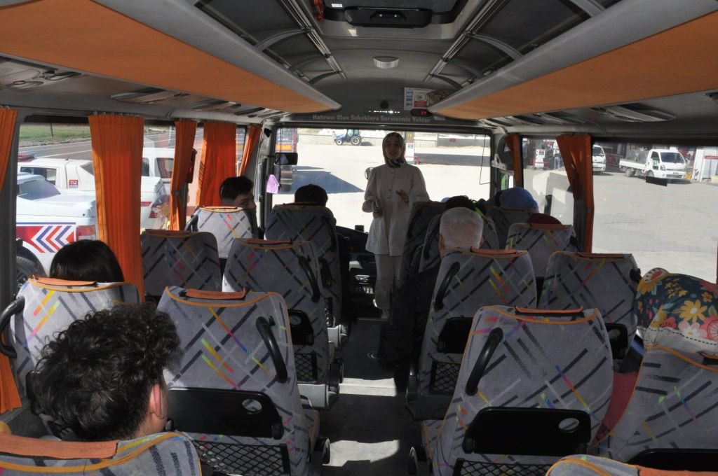 JANDARMA YOLCU KILIĞINDA OTOBÜSLERİ DENETLEDİ