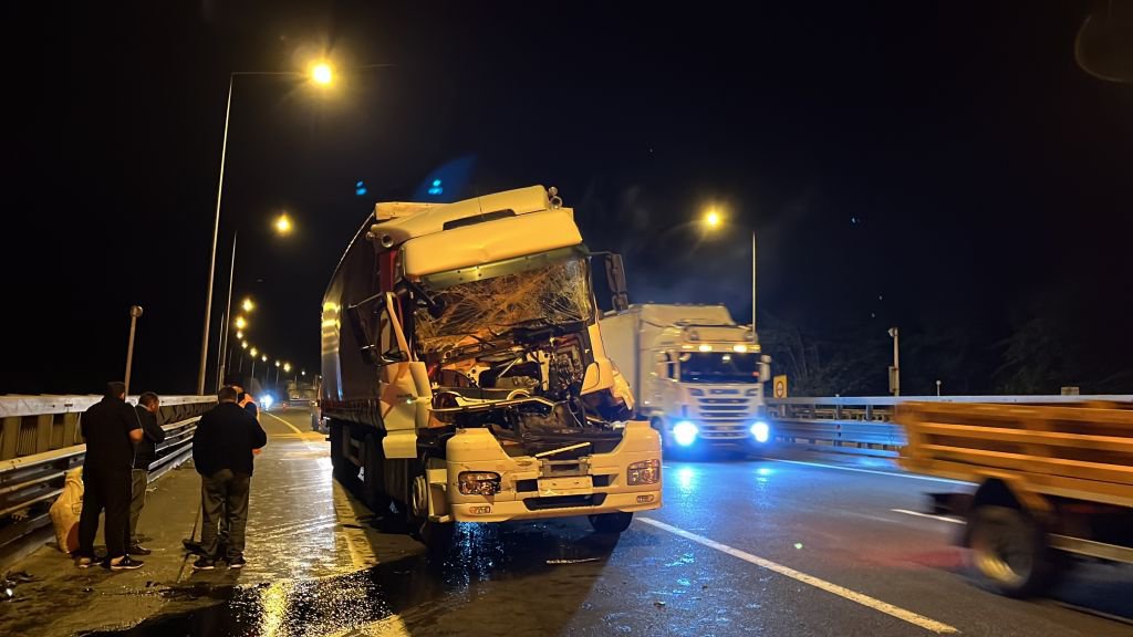 KAĞIT GİBİ EZİLEN TIRDAN YARA ALMADAN KURTULDU