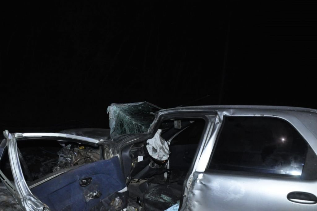 KAMYONA ÇARPTI HURDAYA DÖNDÜ: 2 YARALI