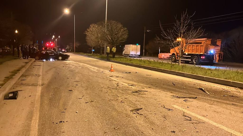 KARACASU YOLUNDA AKILALMAZ KAZA...İKİ AĞACI KÖKÜNDEN SÖKTÜ