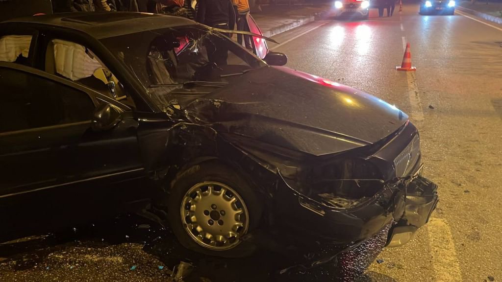 KARACASU YOLUNDA AKILALMAZ KAZA...İKİ AĞACI KÖKÜNDEN SÖKTÜ