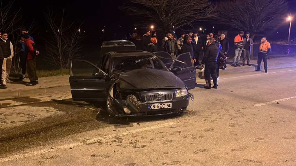 KARACASU YOLUNDA AKILALMAZ KAZA...İKİ AĞACI KÖKÜNDEN SÖKTÜ