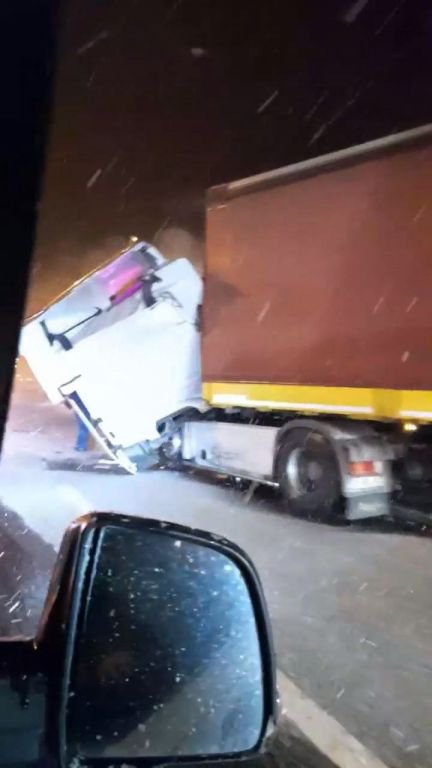 KARLI HAVADA ANİDEN DURAN TIRA ÇARPTI: TIRIN KUPASI DÜŞTÜ