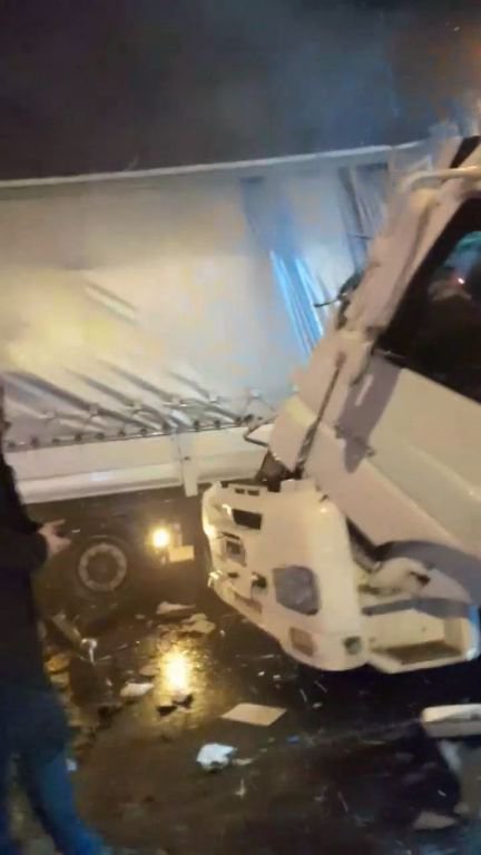 KARLI HAVADA ANİDEN DURAN TIRA ÇARPTI: TIRIN KUPASI DÜŞTÜ