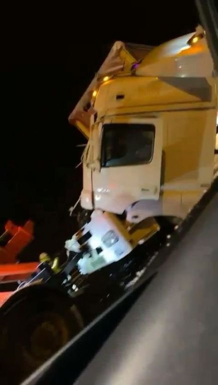 KARLI HAVADA ANİDEN DURAN TIRA ÇARPTI: TIRIN KUPASI DÜŞTÜ